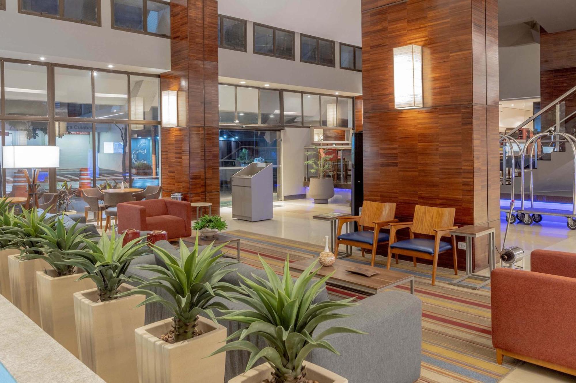 Hotel Deville Prime Cuiaba Exterior foto Lobby