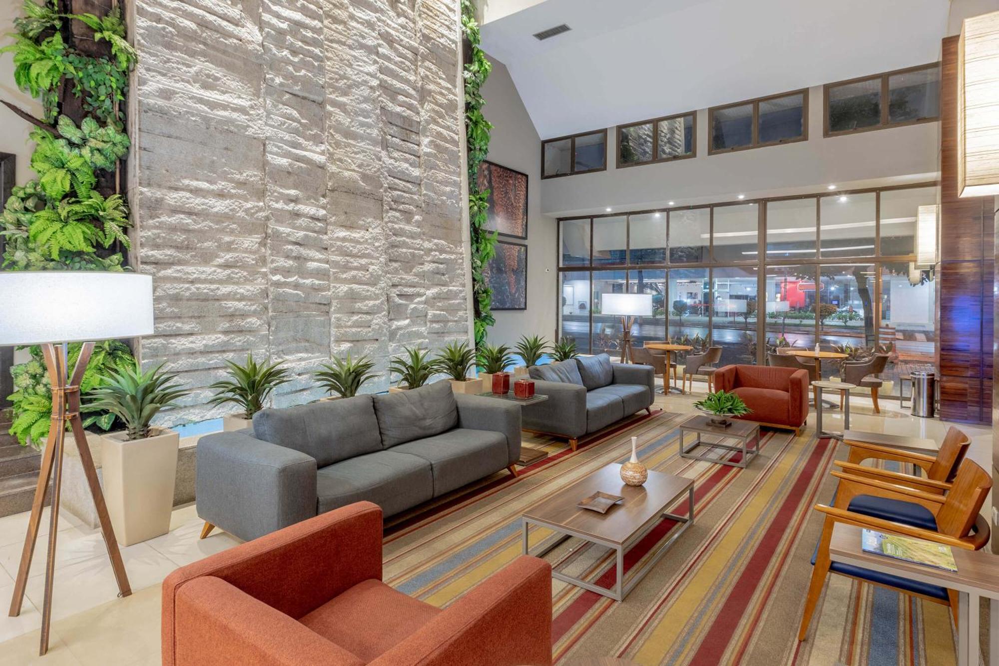 Hotel Deville Prime Cuiaba Exterior foto Lobby
