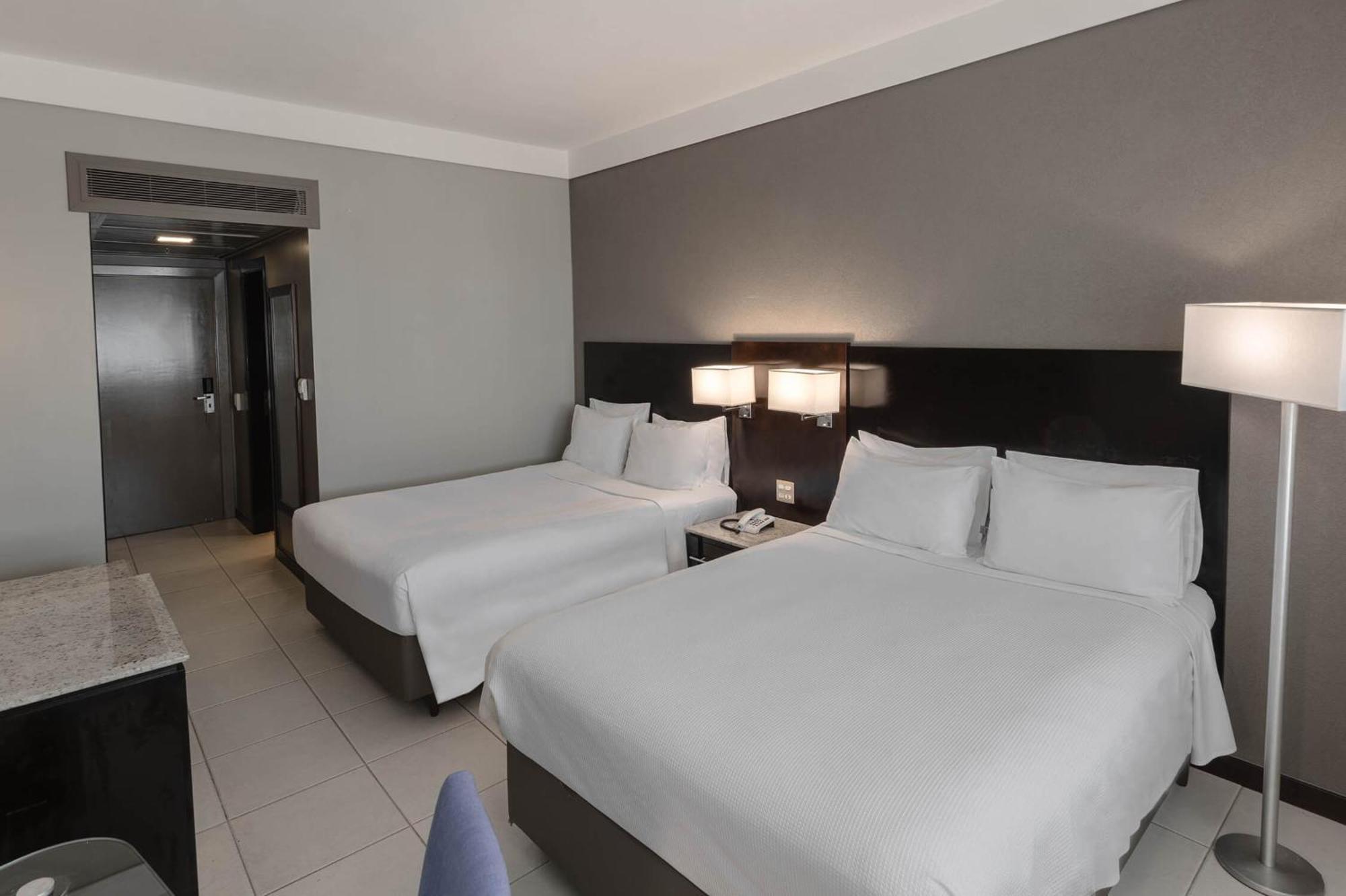 Hotel Deville Prime Cuiaba Exterior foto A room at the Hilton Garden Inn in San Francisco
