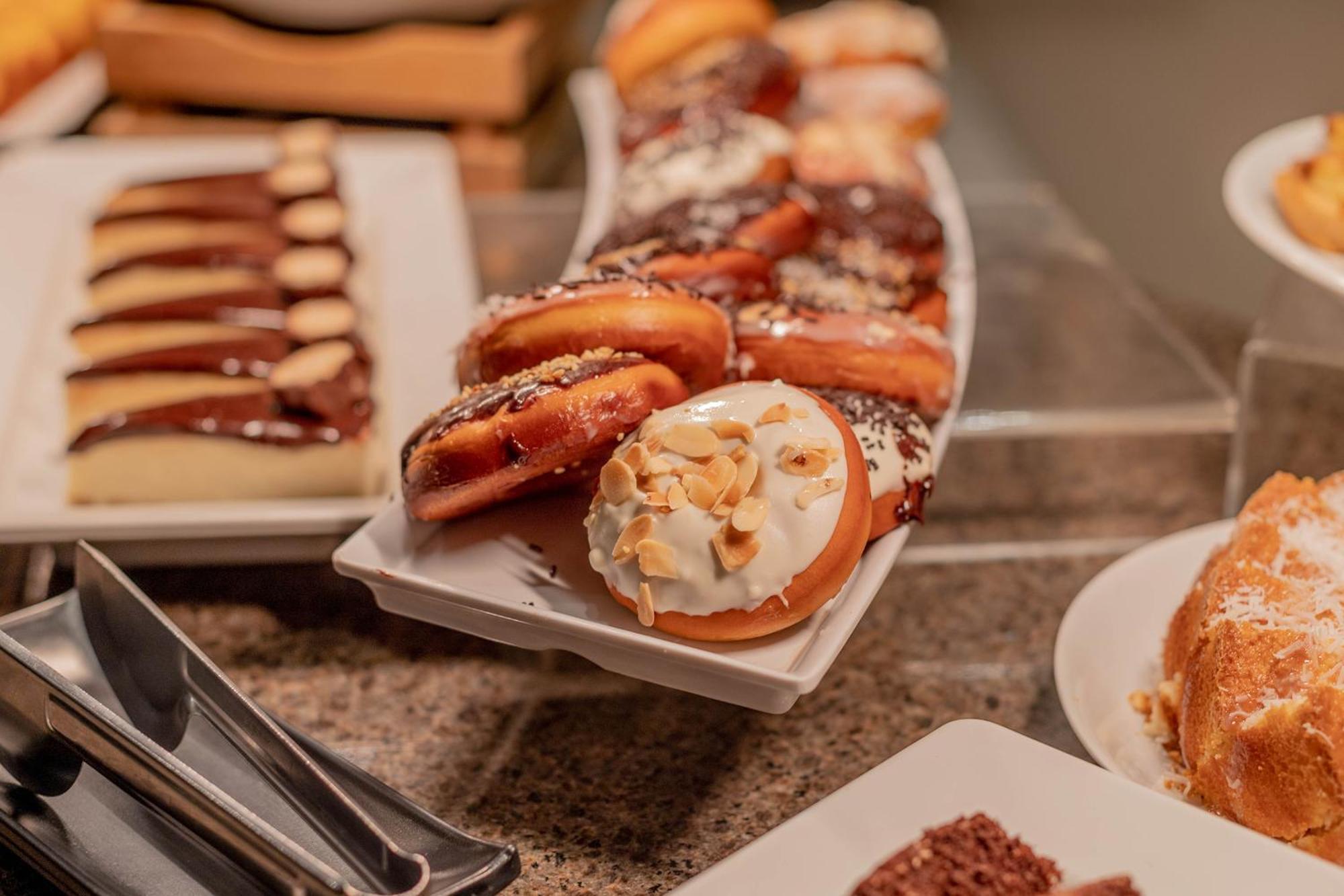 Hotel Deville Prime Cuiaba Exterior foto A selection of Danish pastries