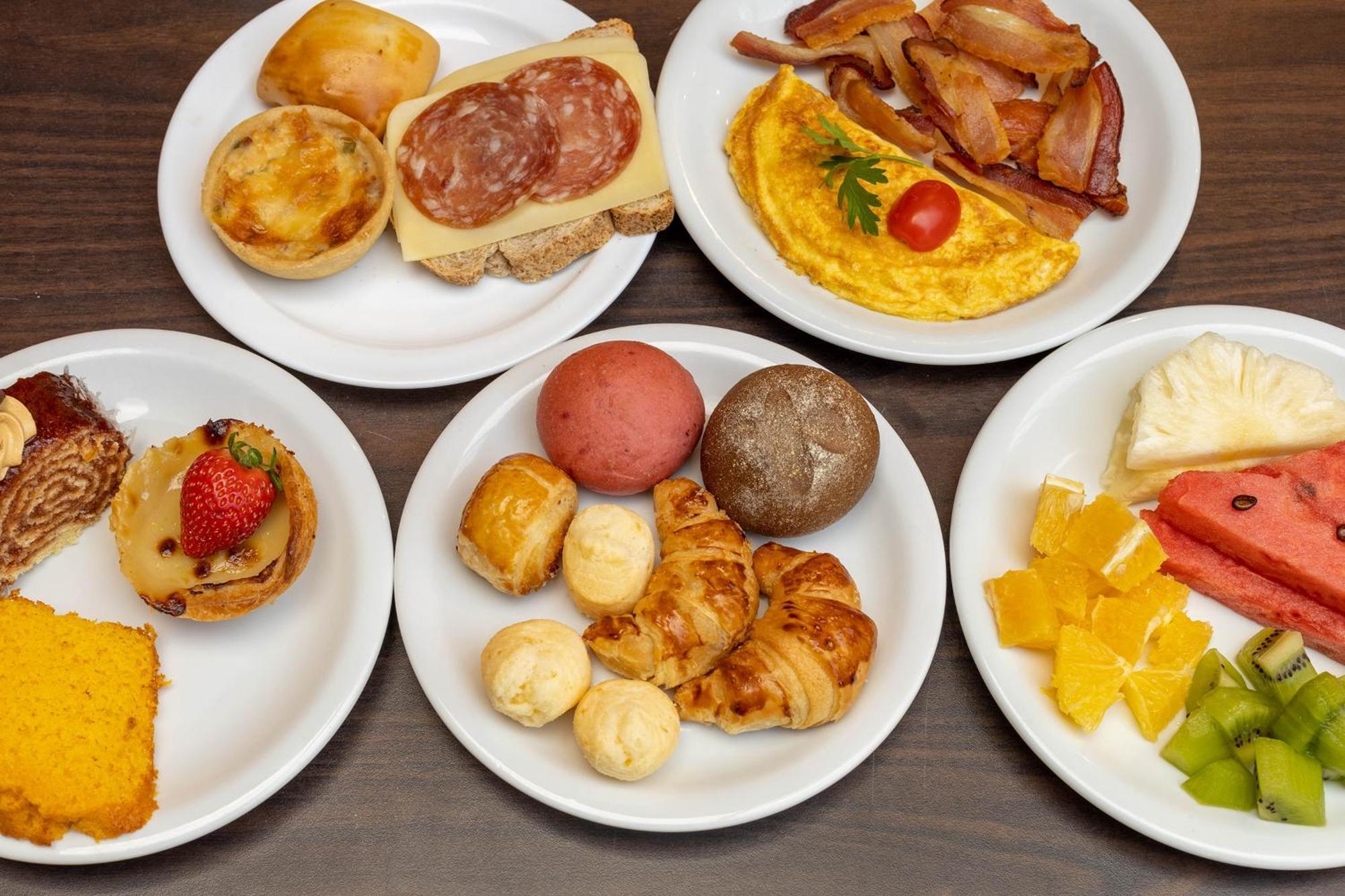 Hotel Deville Prime Cuiaba Exterior foto A selection of breakfast items