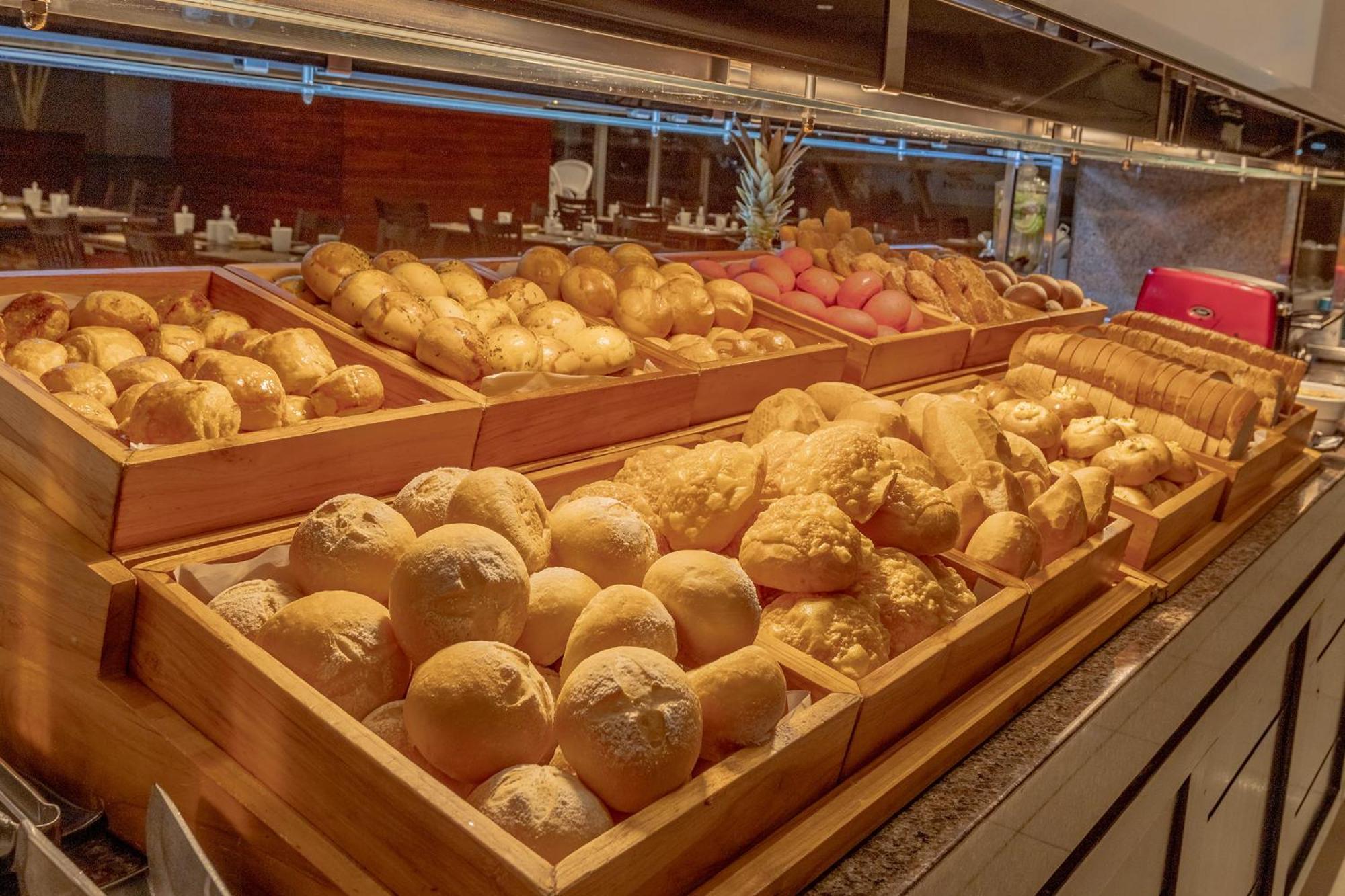 Hotel Deville Prime Cuiaba Exterior foto Buns at a buffet