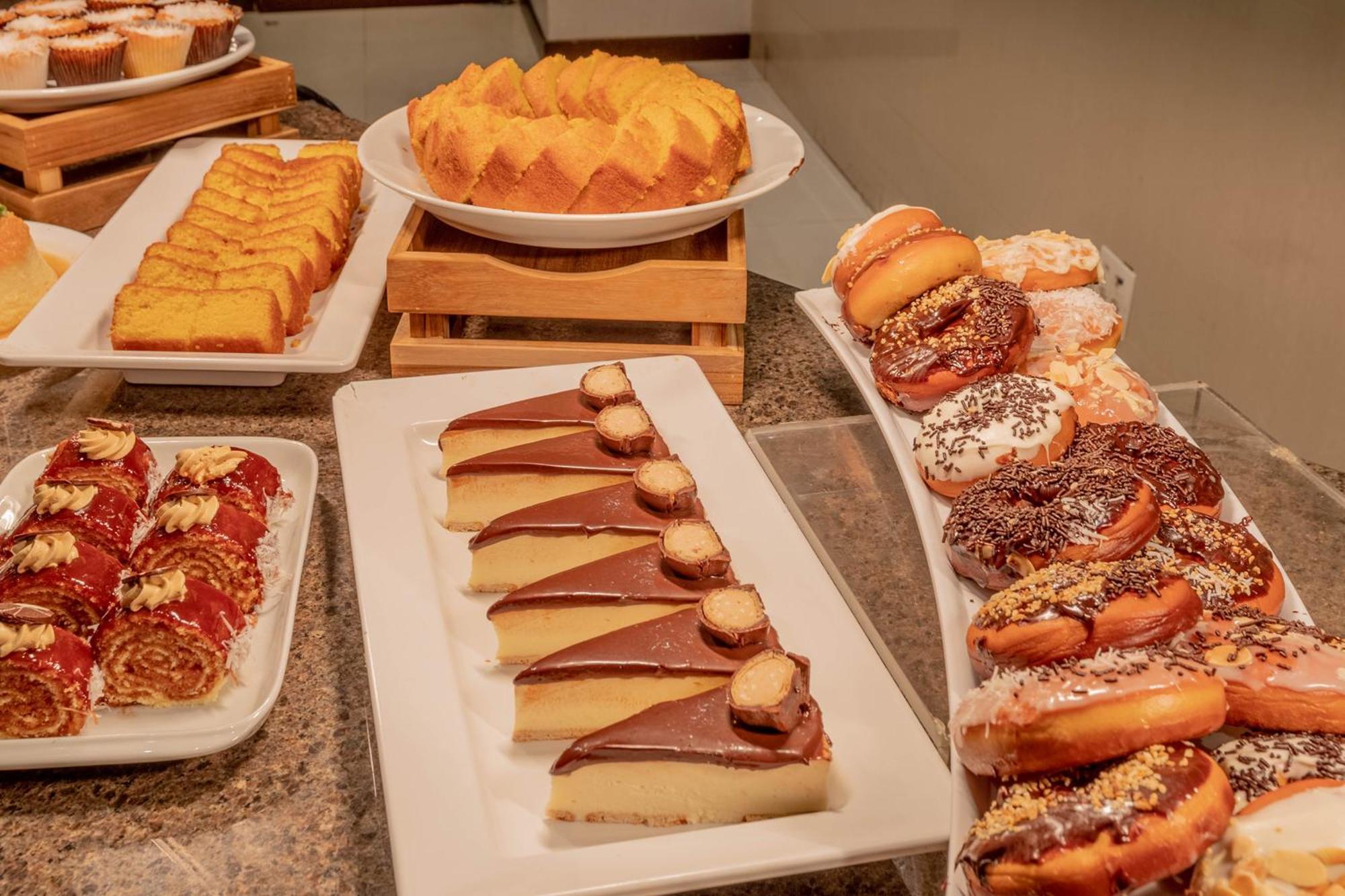 Hotel Deville Prime Cuiaba Exterior foto A selection of cakes