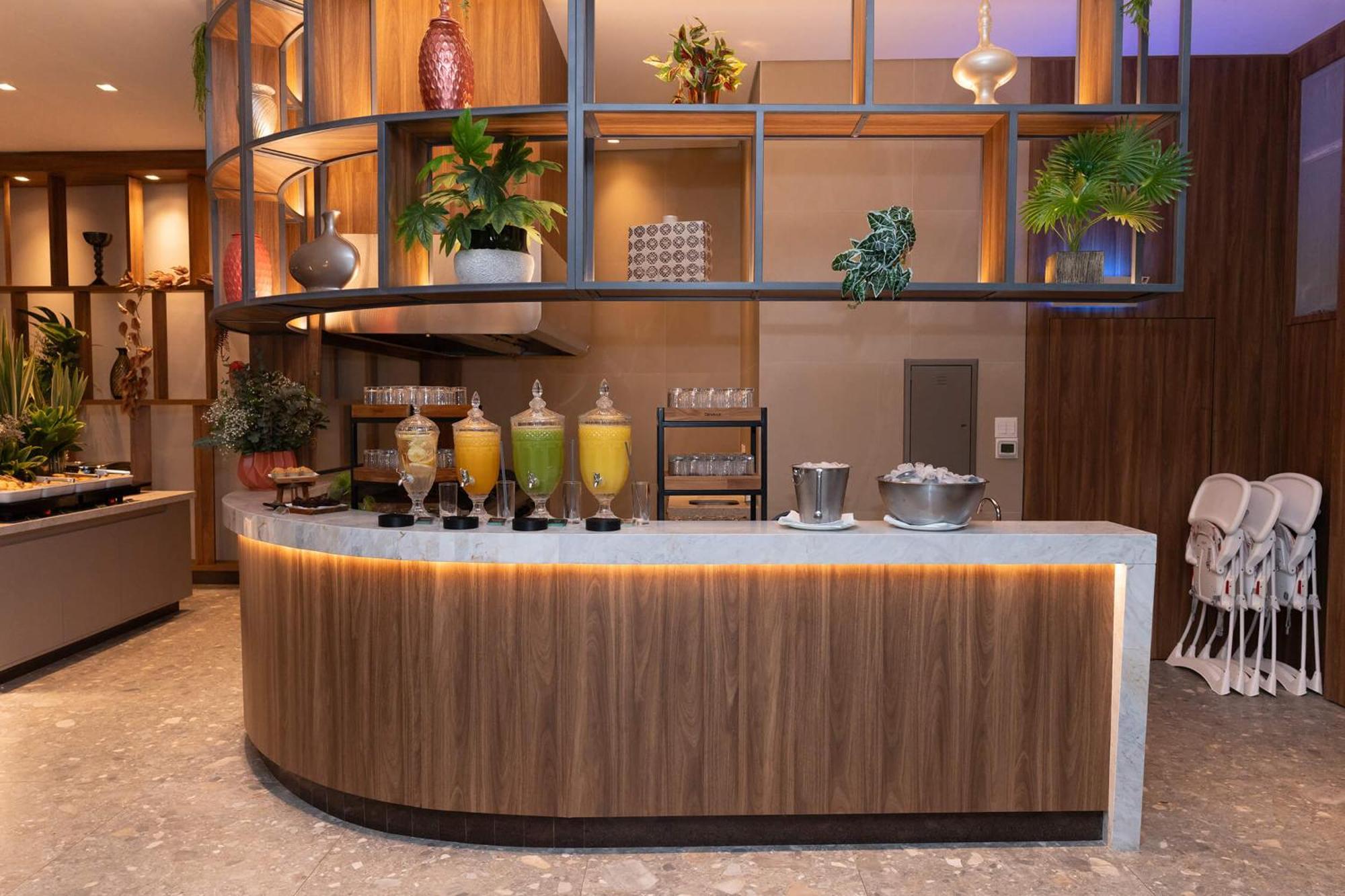 Hotel Deville Prime Cuiaba Exterior foto The bar at the lounge