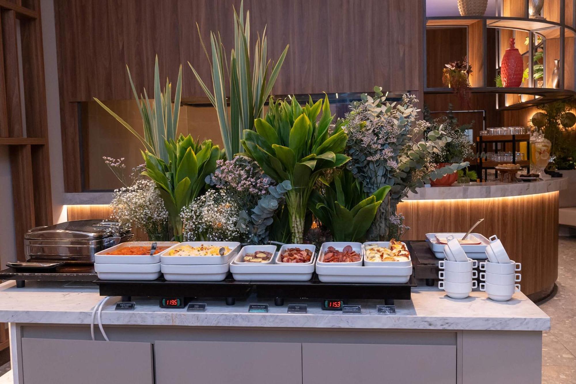 Hotel Deville Prime Cuiaba Exterior foto A buffet at a hotel