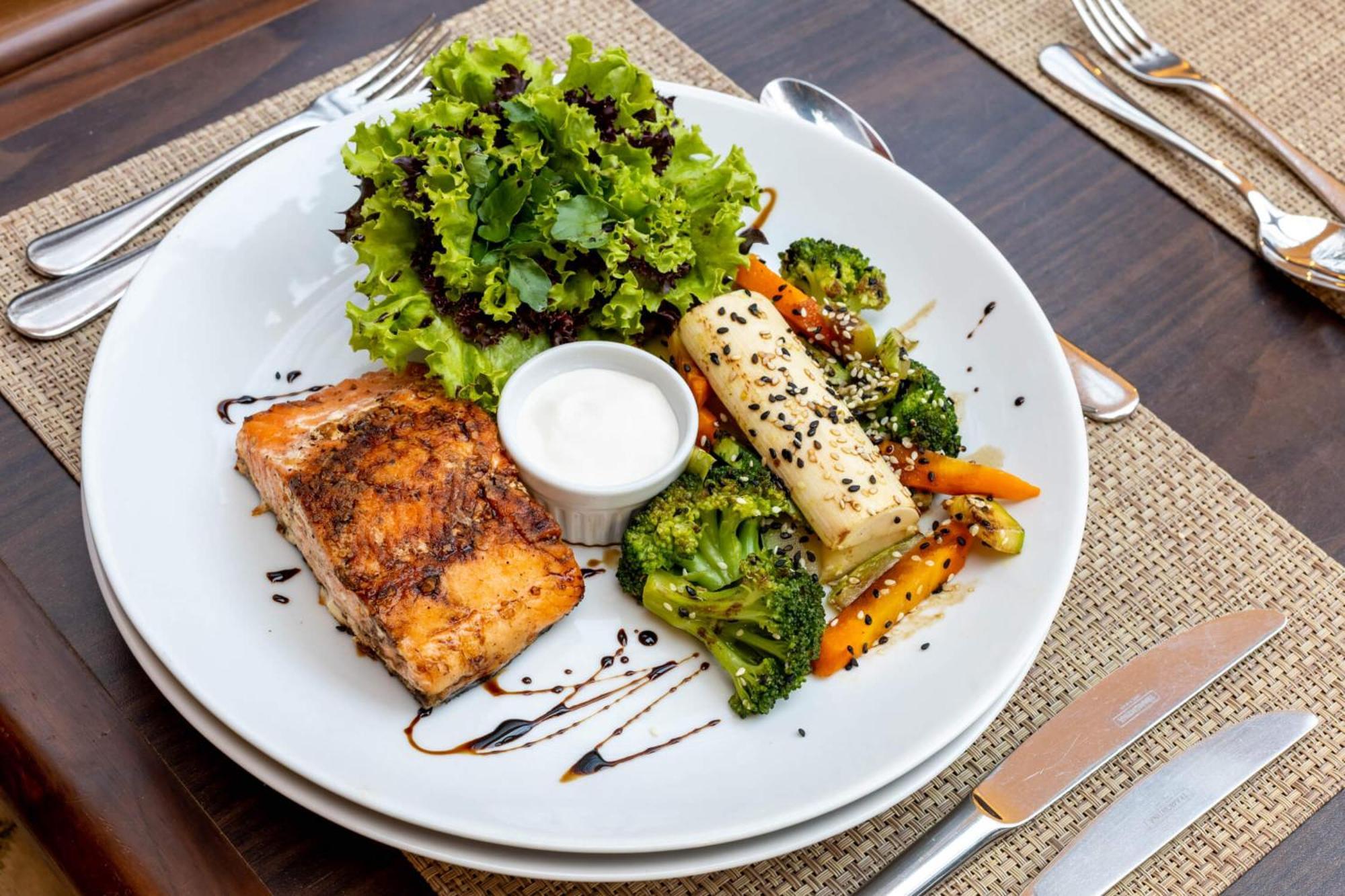Hotel Deville Prime Cuiaba Exterior foto Salmon and vegetables